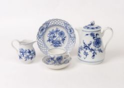 Solitaire mit blauem Zwiebelmusterdekor Meissen, 20. Jh. Konische Kanne (H. 15 cm), bauchiger