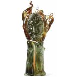 Glasskulptur "Buddhakopf" Murano, 20. Jh. Auf von zwei Baumstämmen gebildetem Sockel ein Buddhakopf,