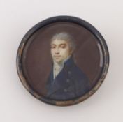 Herrenportrait 19. Jh. Runder Bildausschnitt eines Herren in dunkelblauem Rock und weißer Halsbinde.