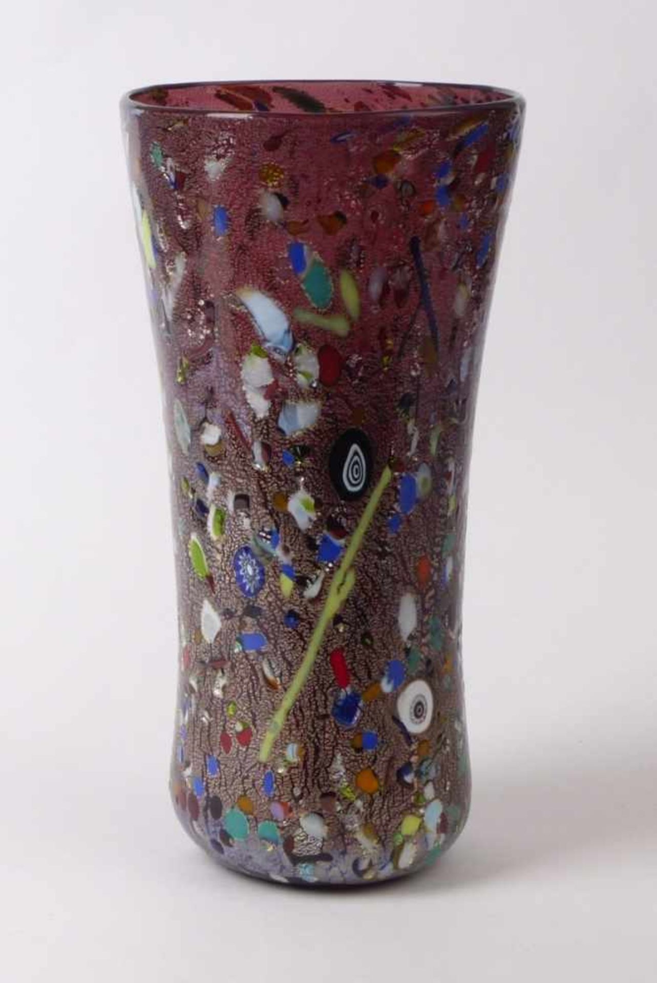Vase Murano, 20. Jh. Zylindrischer Korpus mit leicht ausgestelltem Kragen. Magentafarbenes Glas - Bild 3 aus 3