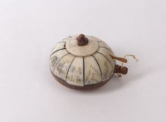 Kleine Deckeldose China In Form eines flachen Kürbisses, Unterteil aus Holz, Oberteil aus Bein,