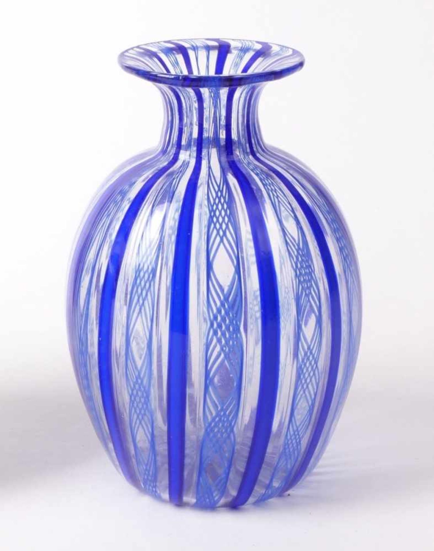 Konvolut von drei kleinen, bauchigen Vasen Murano, 20. Jh. 1) Klares Glas mit gestreiftem, blauen - Bild 5 aus 5