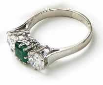 Brillant-Smaragd-Ring 1970er Jahre Glatte Schiene, gehöhte Schauseite besetzt mit einem Smaragdcarré
