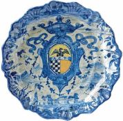 Große Platte mit Wappenkartusche Savona, 18./19. Jh. Runde, leicht gebuckelte Form, flächendeckend