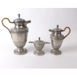 Kaffee- und Heißwasserkanne mit Zuckerdose Anf. 19. Jh. Über rundem Fuß urnenförmiger Korpus, am