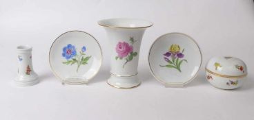 Fünf Ziergegenstände mit Blumenmalerei Meissen, 20. Jh. Kleine Trompetenvase (H. 13,5 cm, zwei