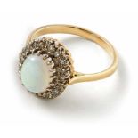 Opal-Diamant-Ring 20. Jh. Glatte schmale Schiene, gehöhte Schauseite besetzt mit ovalem