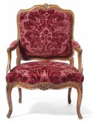 Louis-XV-Fauteuil Frankreich, M. 18. Jh. Auf geschwungenen Beinen und geschweifter Zarge mit