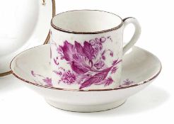 Walzentasse mit Untertasse Frankenthal, um 1760/90 Dekor aus großen Purpurblumen, Goldränder.