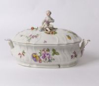 Kleine Deckelterrine mit Gärtnerkind Wohl Meissen, spätes 18. Jh. Ovale Form mit Neuozierrelief,