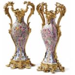 Ein außergewöhnliches Paar "Famille rose"-Vasen in Ormolu-Montierung China, 18./19. Jh. und