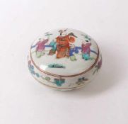 Kleine "famille rose"-Deckeldose China, Qing-Dynastie Runde, zweiteilige Form, auf dem Deckel Lehrer