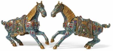 Paar große Cloisonné-Pferde China, Qing-Dynastie Flächendeckender, polychromer Cloisonné-