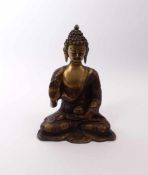 Buddha mit Almosenschale A. 20. Jh. Im mit Rosetten verziertem Mönchsgewand im Padmasana sitzend;