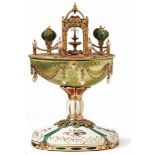 Fabergé-"Meissen-Ei" mit Spielwerk Pforzheim, Victor Mayer Runder Fuß aus Porzellan der