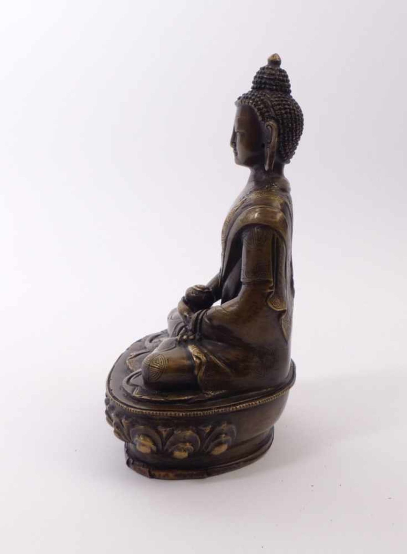 Buddha mit Almosenschale Tibet, 19. Jh. Auf Lotossockel im Padmasana sitzend, gekleidet in ein teils - Bild 3 aus 4