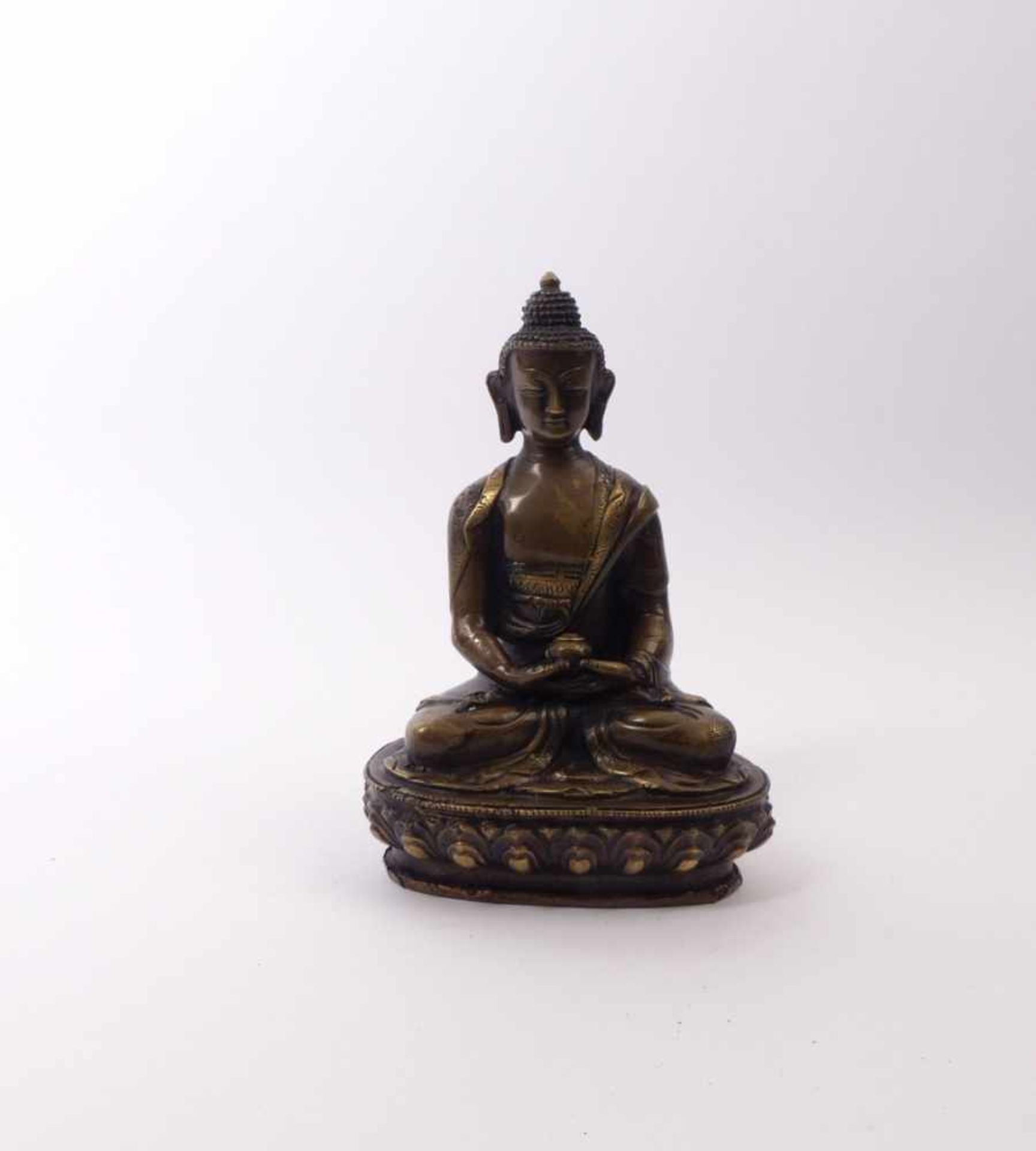 Buddha mit Almosenschale Tibet, 19. Jh. Auf Lotossockel im Padmasana sitzend, gekleidet in ein teils