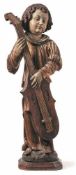 Engel als Gambenspieler Um 1515 Über profilierter Plinthe auf rundem Natursockel stehender Engel