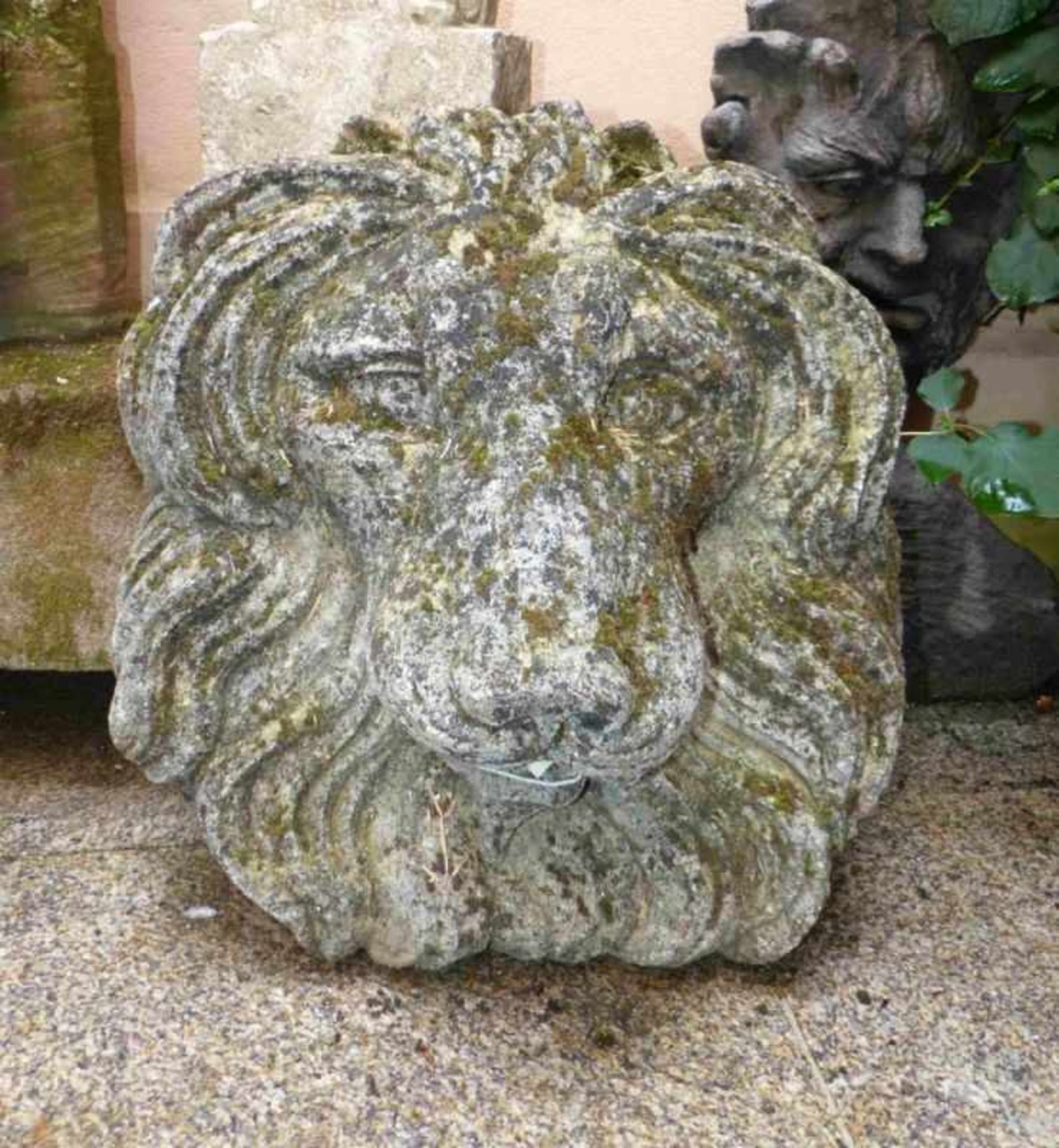 Großer Löwenkopf als Brunnenmaske Italien, 20. Jh. Steinguss mit Verwitterungsspuren. Höhe 53 cm.