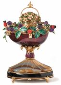 Fabergé-Herbstei mit Spielwerk Pforzheim, Victor Mayer Runder, mit Obsidian-Achat besetzter Sockel