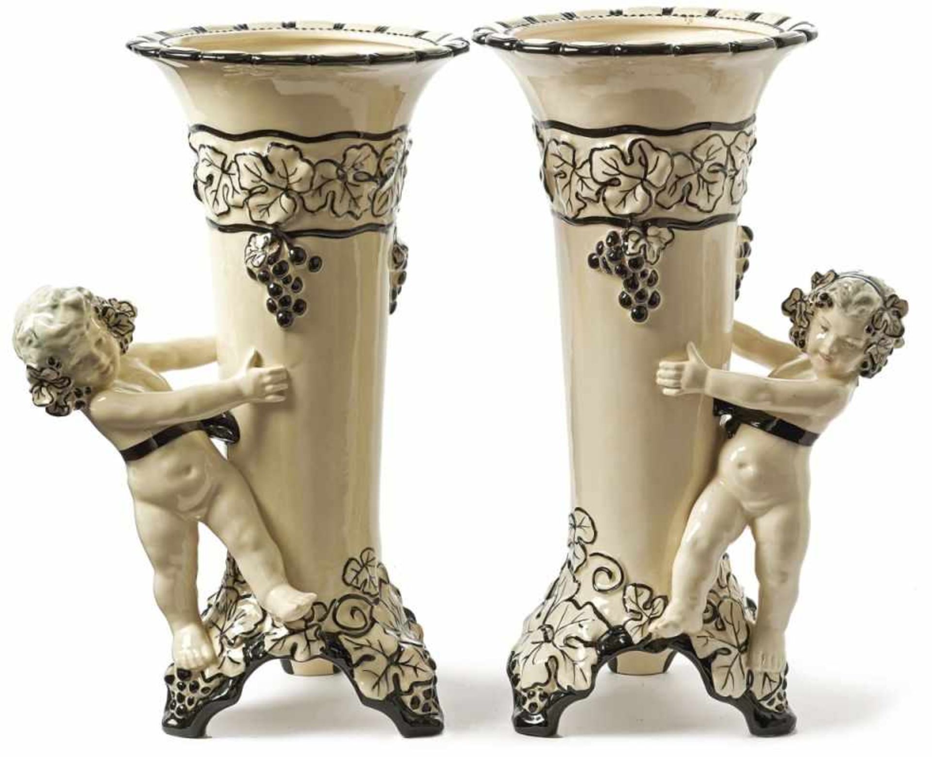 Klimt, Carl Paar großer Vasen (Teplitz 1876-1945 Zinnwald) Auf dreiseitigem Fuß der konische,