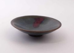 Kleine Schale in der Art der Jun-Ware China Sanft ansteigend über kleinem, runden Standring. Keramik