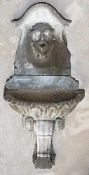 Wandbrunnen E. 19. Jh. Auf volutengeschmücktem Säulenschaft muschelförmige Brunnenschale,