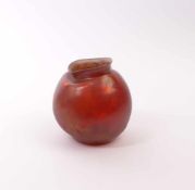 Kleine Vase Josef Emil Schneckendorf, um 1910 Bauchiger Korpus mit deformierter Mündungsöffnung.