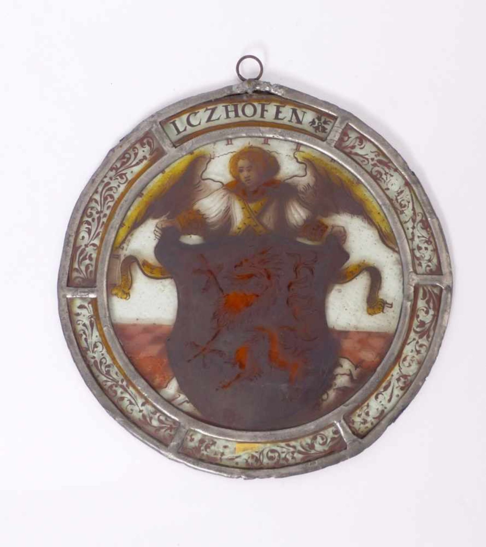 Fensterbild mit Wappen Bayern, 17. Jh. Runde Form, von Engel gehaltene Wappenkartusche mit Greif, - Image 2 of 2