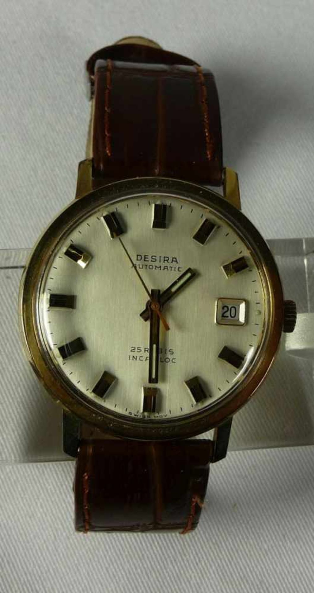 Desira-Automatic-Herrenarmbanduhr 1970er Jahre Rundes Gehäuse, silberfarbenes Zifferblatt mit