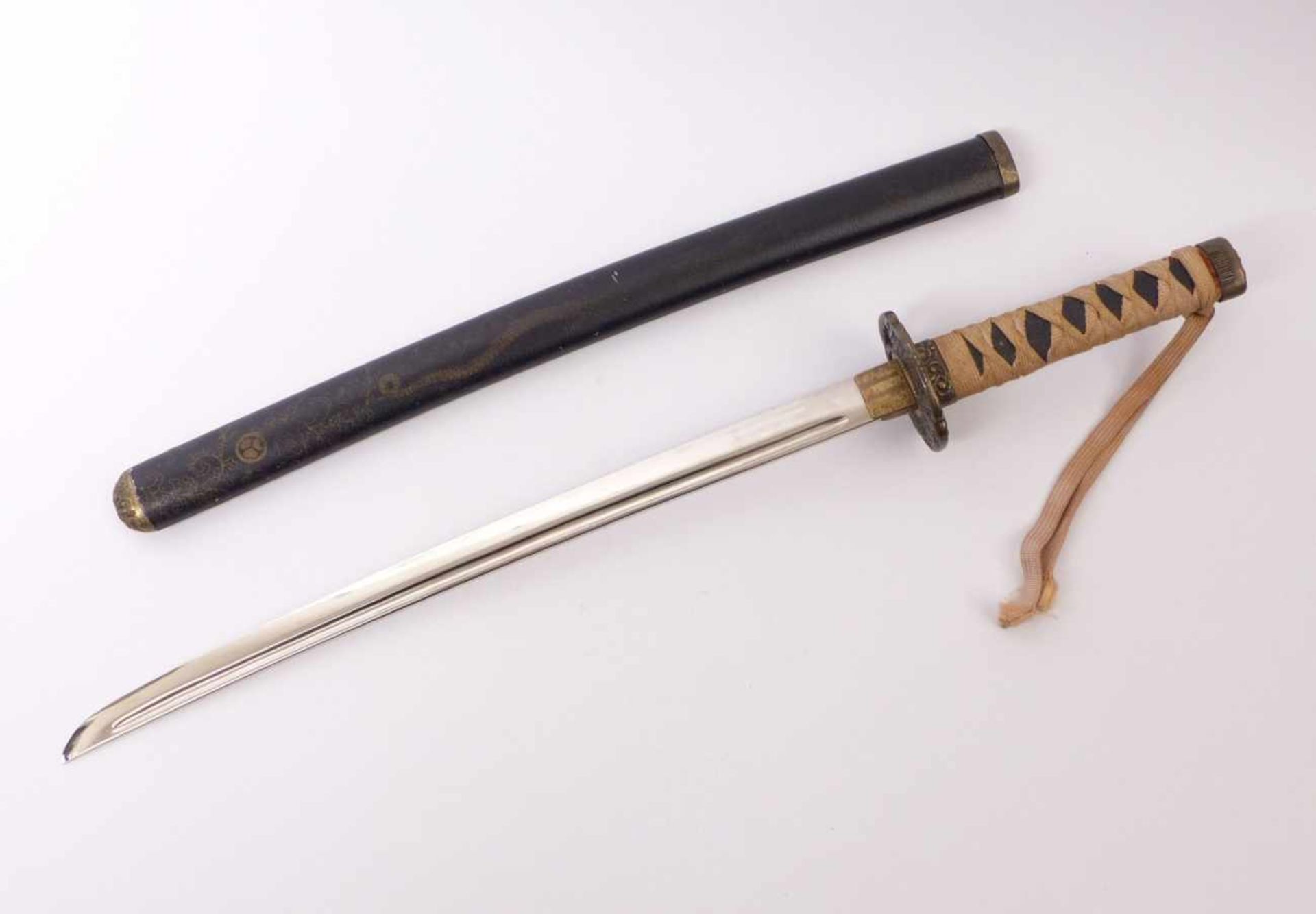 Wakizashi (kleines Schwert) Japan Reliefierte Tsuba mit Gelehrten in Landschaft sowie florale und - Bild 2 aus 4