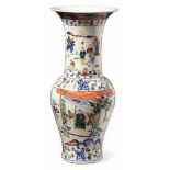 Vase China, Kangxi-Periode, 1662-1722 Balusterförmiger Korpus mit hohem Trompetenhals; auf Bauch und