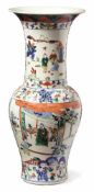 Vase China, Kangxi-Periode, 1662-1722 Balusterförmiger Korpus mit hohem Trompetenhals; auf Bauch und