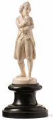 Statuette des Voltaire 18. Jh. Über profiliertem Holzsockel auf Plinthe stehender Philosoph in