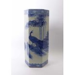 Blau-weiße Bodenvase mit Pfauendekor China, um 1800 Sechskantform; umlaufender Landschaftsdekor