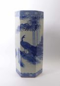 Blau-weiße Bodenvase mit Pfauendekor China, um 1800 Sechskantform; umlaufender Landschaftsdekor