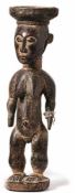 Weibliche Figur der Abron Elfenbeinküste/Westafrika Auf rundem Sockel stehend, auf dem Kopf eine