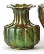 Vase Vilmos Zsolnay, Pécs - M. 20. Jh. Über rundem Stand annähernd zylindrischer Korpus mit