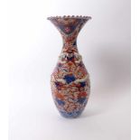 "Imari"-Vase Ostasien, 20. Jh. Balusterform mit Trompetenhals und gekniffenem Rand, Wandung mit zwei