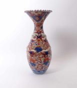 "Imari"-Vase Ostasien, 20. Jh. Balusterform mit Trompetenhals und gekniffenem Rand, Wandung mit zwei