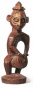 Figur eines Trommlers Kongo, Stamm der Pende Holz, vollrund geschnitzt und mit rötlicher
