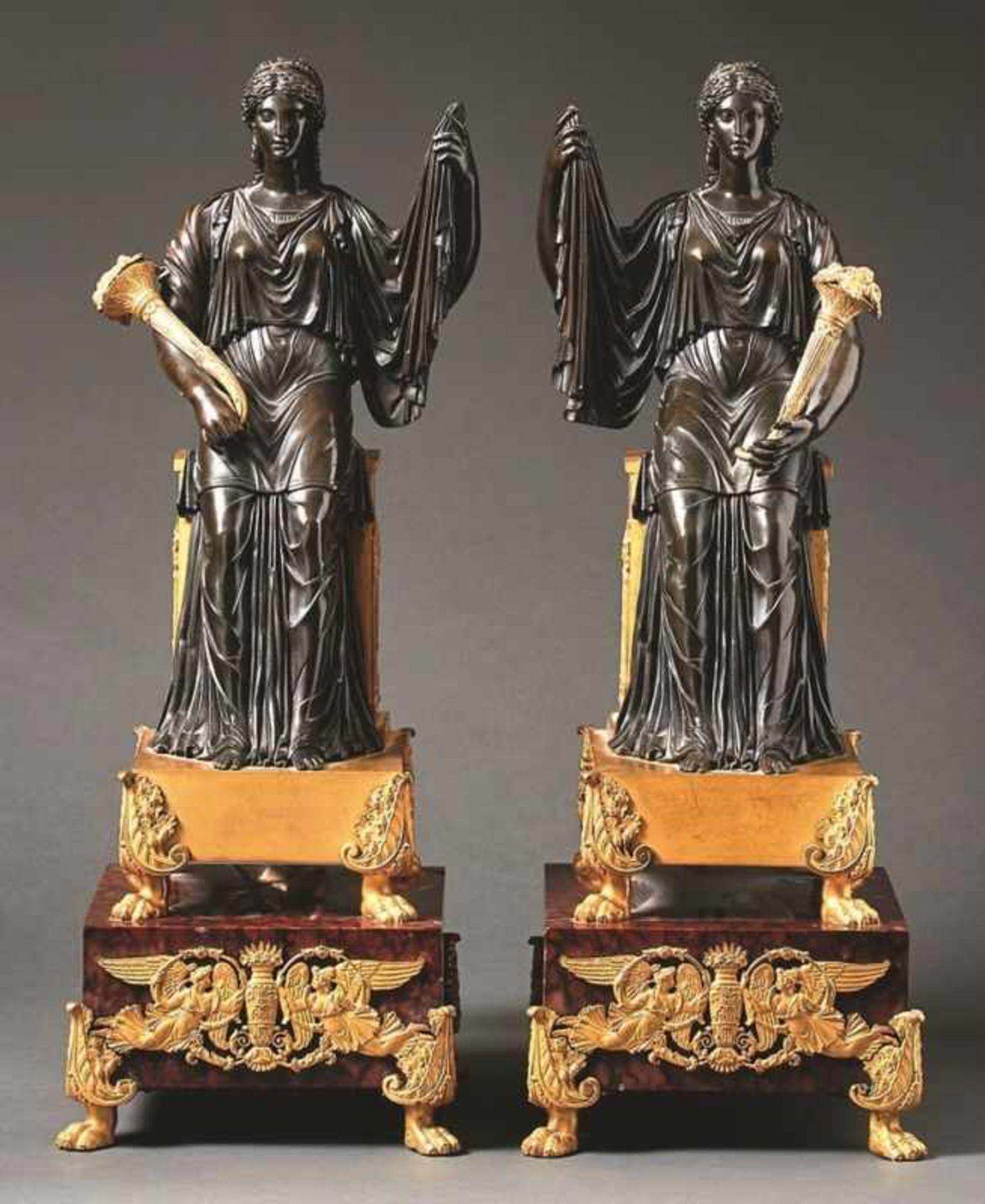 Zwei Empire-Bronzefiguren Paris, um 1810 Auf Sockeln aus Rouge-Griotte-Marmor mit Klauenfüßen und