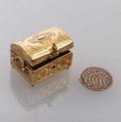 "Kleinste Kassette der Welt" 18. Jh. Gold 18 ct. 1,5 x 1,2 x 1,1 cm, 5 g. - Dabei einseitiger