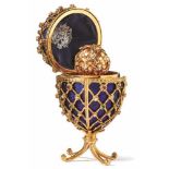 Fabergé-Zierei mit Blumenkorb Pforzheim, Victor Mayer Auf vier zierlichen Füßen das aufklappbare Ei,