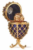 Fabergé-Zierei mit Blumenkorb Pforzheim, Victor Mayer Auf vier zierlichen Füßen das aufklappbare Ei,