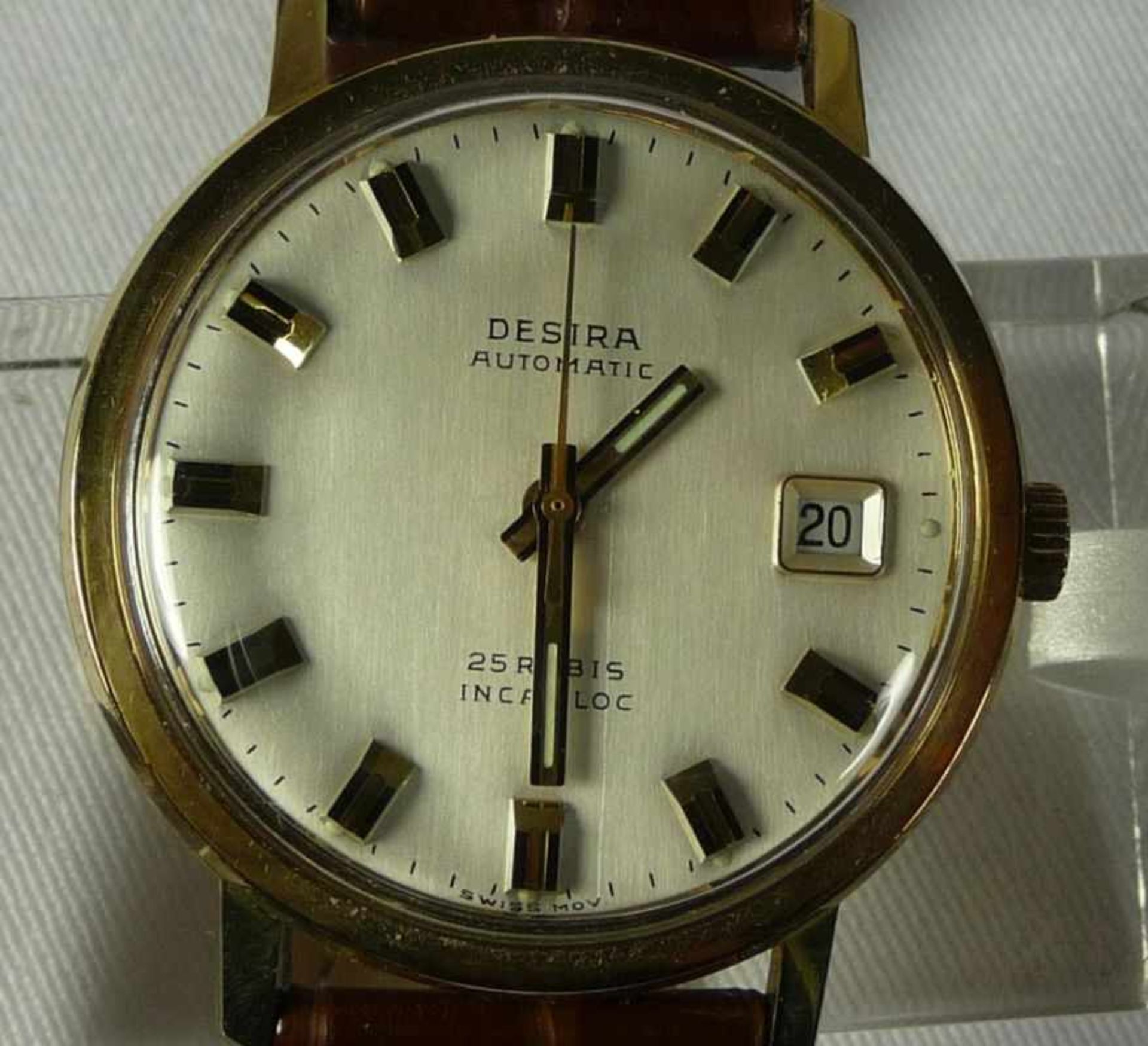 Desira-Automatic-Herrenarmbanduhr 1970er Jahre Rundes Gehäuse, silberfarbenes Zifferblatt mit - Bild 3 aus 3