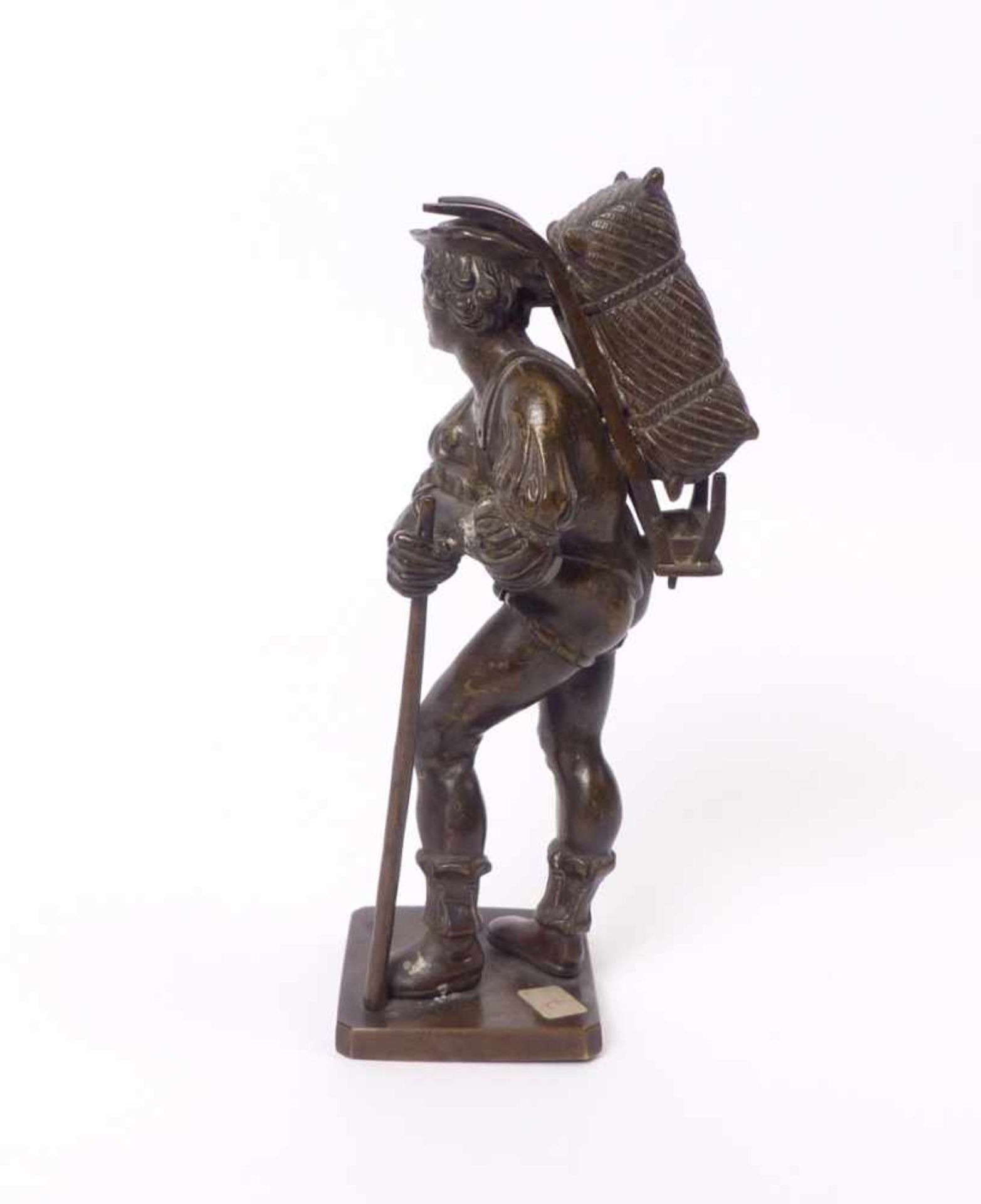 Büttenmännchen 19. Jh. Auf Plinthe stehender Mann mit geschulterter Kiepe und Wanderstab. Bronze, - Bild 3 aus 4