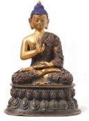 Buddha Amoghasiddhi Tibet, 18. Jh. Auf doppeltem Lotossockel in Padmasana sitzend, vor ihm eine