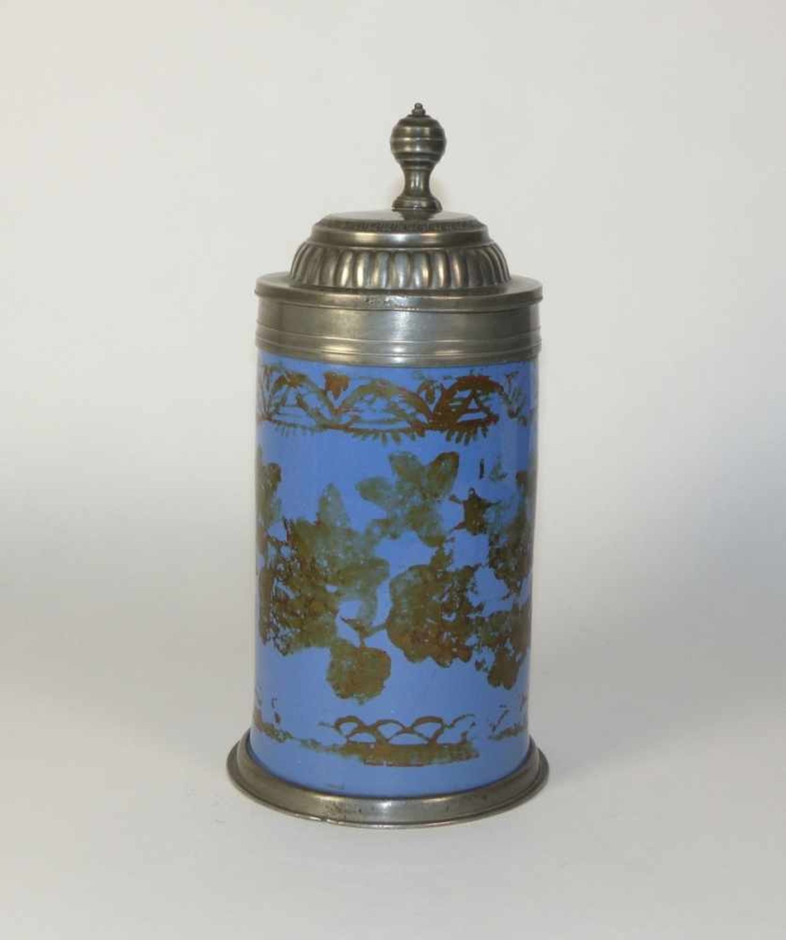 Walzenkrug mit Kaltmalerei Schrezheim, um 1800 Auf taubenblauem Fond umlaufender Dekor aus Weinreben - Bild 2 aus 4