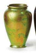 Kleine Vase Vilmos Zsolnay, Pécs - A. 20. Jh. Balusterförmiger Korpus mit glatter Wandung.